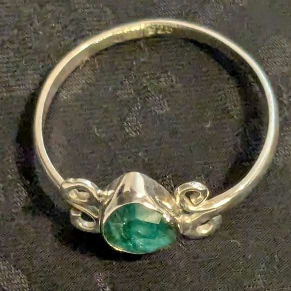 Solid 925 Sterling Silver Ring With A Genuine Natural Emerald Size 8.5 - Picture 4 of 7